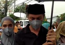 Hadiri Pemakaman Vanessa Angel, Ussy Suliatiawaty Ungkap Penyesalannya 