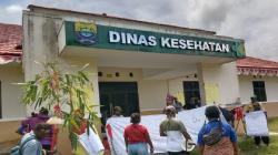 Masyarakat Adat Tambrauw Palang Kantor Dinkes, Protes Penahanan Tersangka Korupsi