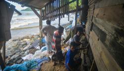 Rumah Warga Pesisir Pantai Air Manis Padang Hancur karena Abrasi