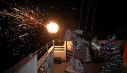 Penampakan Kilatan Cahaya Peluru Meriam 20 Mm dari Atas KRI I Gusti Ngurah Rai