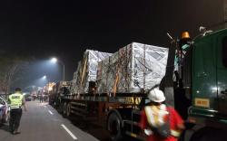 Iring-iringan Truk Kontainer Angkut Logistik WSBK, Ada yang Berisikan Motor Balap  