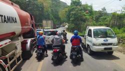 Imbas Perbaikan Jalan Nasional, Kendaraan di Cipatat KBB Macet Berjam-jam<