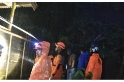 Rumah Ambruk dan Terbawa Arus Sungai Cipelang, 1 Korban Dilarikan ke RS