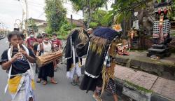 Ritual Tolak Bala Umat Hindu Gelar Tradisi Ngelawang 