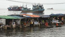 Banjir Rob Rendam Pelabuhan Kali Adem Sejak Seminggu Lalu