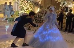 Ria Ricis Kenakan Gaun Biru Bersinar Bak Cinderella, Berdansa dengan Teuku Ryan
