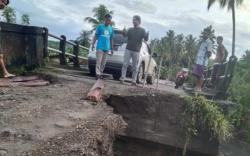 Jembatan Jalur Alternatif Mamuju di Tapalang Rusak, Mobil Sulit Melintas