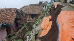 Hujan Deras, Tebing 7 Meter Longsor Timpa 4 Rumah di Lembang KBB<
