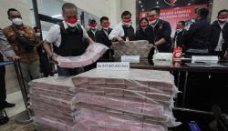 Bareskrim Sita Barang Bukti Uang Rp217 Miliar dari Kasus Pinjol Ilegal