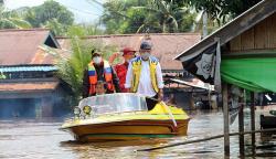 Naik Perahu, Menteri PUPR Basuki Hadimuljono Datangi Lokasi Banjir Sintang