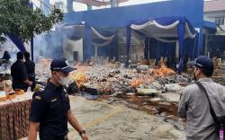 Insiden Kebakaran Warnai Pemusnahan Barang Ilegal di Bea Cukai Palembang<