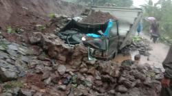 Tertimpa Tanah Longsor di Semarang, Mobil Boks Ringsek 