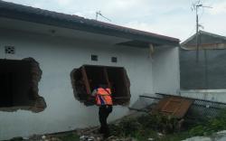Berdiri di Atas Lahan PT KAI Daop 2 Bandung, Belasan Rumah Permanen Diratakan