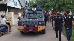 Polres Karawang Gelar Rekonstruksi Pembunuhan Pemilik Rumah Makan di GOR Panathayuda