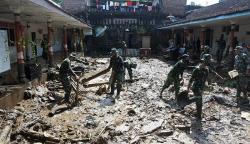 TNI Bantu Bersihkan Material Lumpur Pascabanjir Bandang Jember