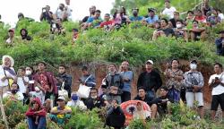 Antusiasme Warga NTB Menonton Balap Motor WSBK Mandalika dari Atas Bukit