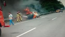    Chevrolet Terbakar Hebat di Tol Cipularang Purwakarta, Jadi Tontonan Pengguna Jalan<