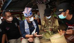 Bangkitkan Ekonomi, Sandiaga Uno Kirim Mesin Pemotong Bambu