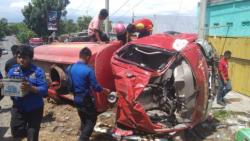 Hindari Motor, Mobil Damkar Pemkab Jeneponto Terguling usai Tabrak Pagar Rumah