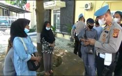 Anak Ditangkap Kasus Jambret, Emak-Emak Penjual Kerupuk Keliling Datangi Polda Sumsel <