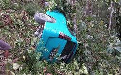 Gegara Sopir Ambil Tisu, Avanza Masuk Jurang di Distrik Sentani Barat