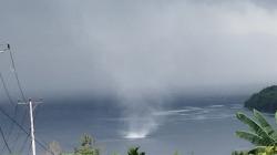 Warga Manokwari Geger dengan Fenomena Waterspout di Pesisir Pantai