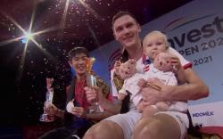 Bikin Gemas, Putri Viktor Axelsen Ikut Mejeng di Podium Juara Indonesia Open 2021