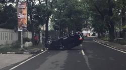 Sopir Kurang Konsentrasi, Minibus Tabrak Trotoar lalu Terguling di Jalan Lombok Bandung<