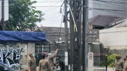 Cegah Gesekan Kelompok, Puluhan Atribut Ormas di Pondok Labu Diturunkan Petugas