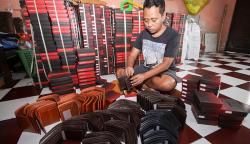 Kerajin Dompet Kulit Mulai Bangkit