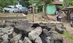Kalah Pilkades, Calon Kepala Desa Tutup Jalan Warga dengan Pondasi Rumah