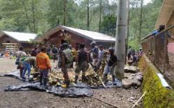 TNI-Polri dan Warga Banti Papua Gelar Acara Bakar Batu Jelang Natal