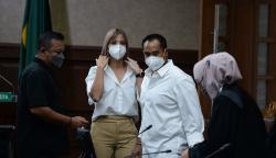 Sidang Lanjutan Kasus Narkoba, Nia Ramadhani-Ardi Bakrie Pakai Baju Putih