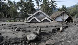 Tertimbun Pasir, Rumah-Rumah di Dusun Kamar Kajang hanya Terlihat Atap