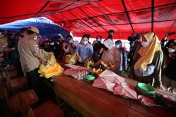 Dapur Umum Kemensos Salurkan Makanan Siap Saji untuk Penyintas Erupsi Gunung Semeru