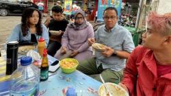 Sarapan Bersama Keluarga di Pinggir Jalan Kawasan Kebayoran, Anies : Bubur Ini Memang Enak