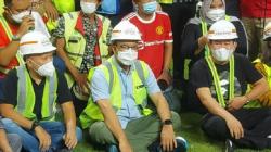 Malam Minggu, Anies Duduk Bersila di Lapangan JIS Nikmati Penampilan Vokalis Band Padi Fadly
