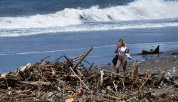 Potret Pantai Berawa Kuta Utara Dipenuhi Tumpukan Sampah