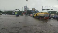 Banjir Cileuncang Genangi Kota Bandung, Paling Parah di Perempatan Gedebage<