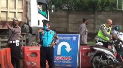 Puluhan Kendaraan Diputar Balik Kena Ganjil-Genap Kawasan Anyer
