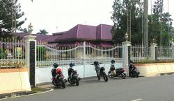 Suami Bawa Pulang Rp58.000, Istri Sopir Truk Batu Bara Demo ke Kantor Gubernur Jambi