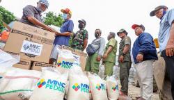 MNC Peduli Bagikan Beras untuk Petugas Kebersihan di Kedoya Utara
