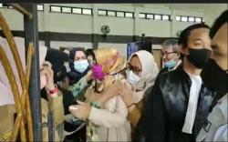 Korupsi Dana BOS, Mantan Kepala SMA Negeri 13 Palembang Menangis Divonis 18 Bulan Penjara<