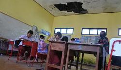 Potret Siswa SD Situbondo Belajar di Ruang Kelas yang Rusak