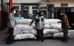 Bantu Korban Terdampak Gempa NTT,  Mensos Cek Langsung Gudang Bantuan Bekasi dan Instruksikan Pengiriman