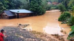 2 Rumah di Solok Selatan Hanyut Diterjang Banjir Bandang<