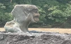  Heboh Batu Mirip Manusia Muncul di Tengah Sungai Musi, Warga Kaitkan Cerita Si Pahit Lidah