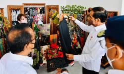  Kunjungi Gerai UKM Bandara Ngloram, Jokowi Beli Jaket Custom Motif Garuda Rp350.000 