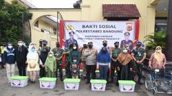 Dapat Bantuan Sembako dari Polrestabes Bandung, Bocah Perempuan 11 Tahun Menangis