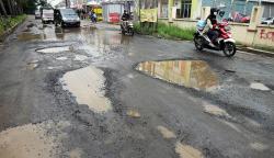 Jalan Raya Tegar Beriman Bogor Rusak, Belum Diperbaiki Selama Berbulan-bulan